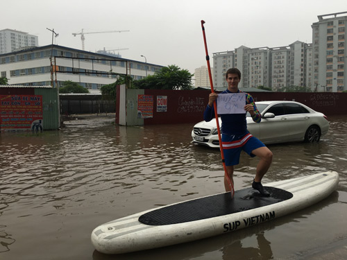 Anh Tây lướt ván trên phố Thủ đô khiến dân mạng xôn xao - 1