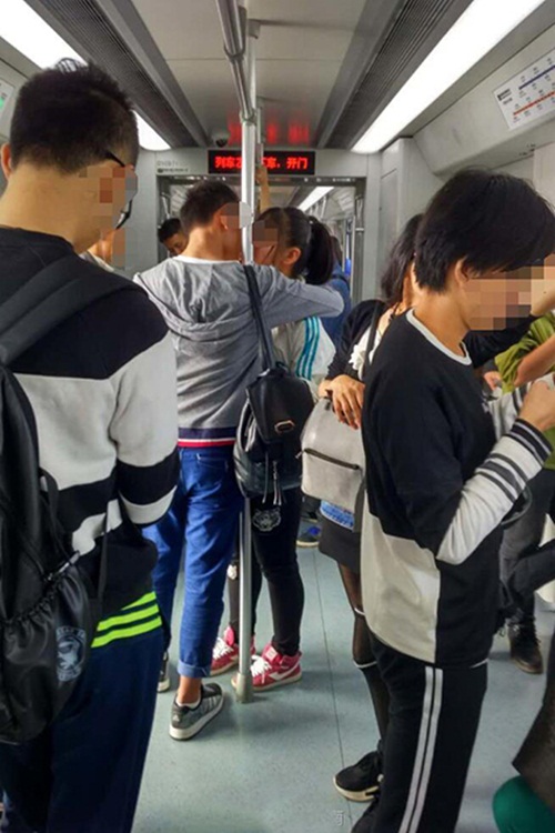 Cặp đôi hôn nhau lên tục suốt 11 trạm tàu điện ngầm - 2