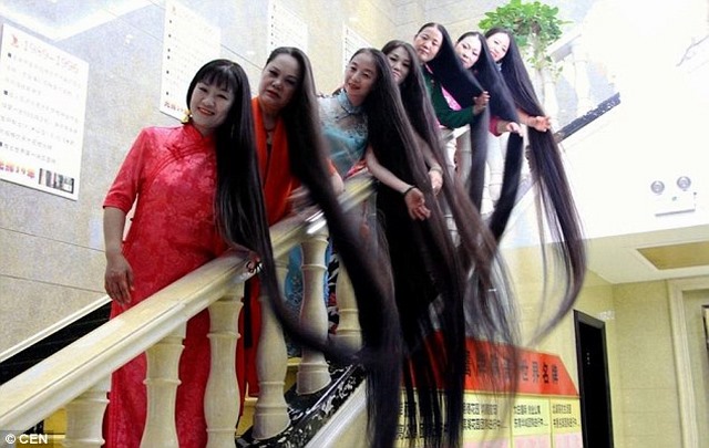 TQ: 7 phụ nữ trình diễn “suối tóc” dài 3,5m - 1