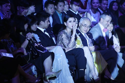 Mẹ chồng Tăng Thanh Hà chi 400 triệu mua váy tặng hoa hậu Pháp