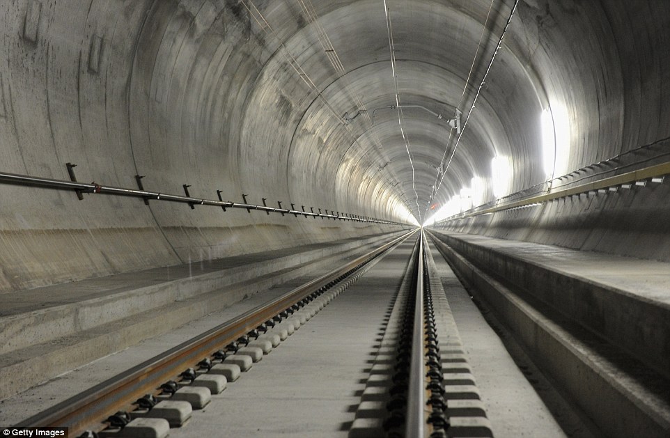 Đường hầm xe lửa dài nhất thế giới sắp mở cửa - 1