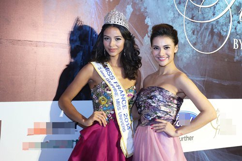 Hong Que su kien thoi trang Ngon ngu hoa