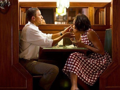 Đừng "ghen" với hạnh phúc của TT Obama và vợ - 1