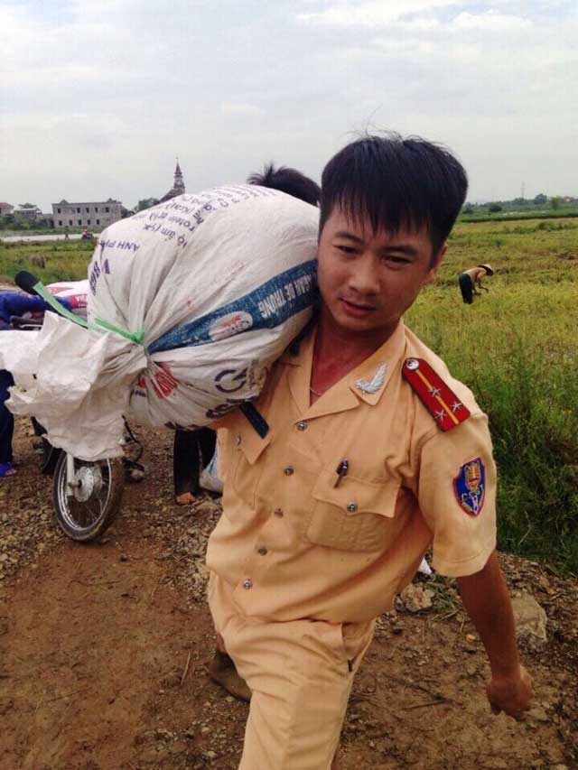 CSGT lội ruộng, ngâm mình cứu lúa trong nước lũ - 5
