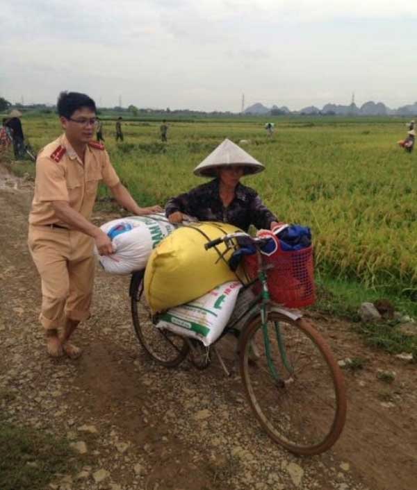 CSGT lội ruộng, ngâm mình cứu lúa trong nước lũ - 6