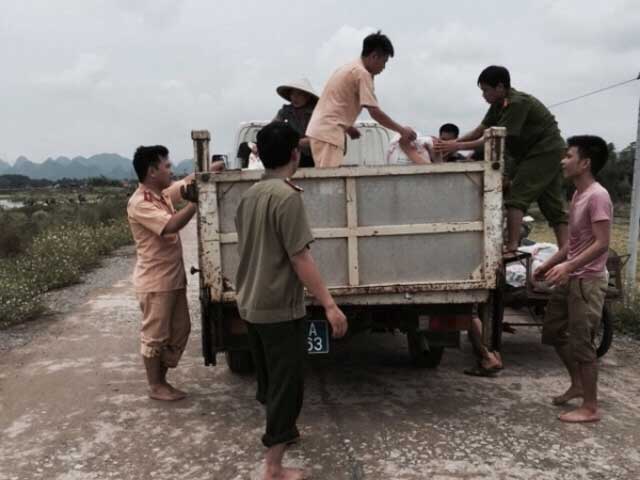 CSGT lội ruộng, ngâm mình cứu lúa trong nước lũ - 7