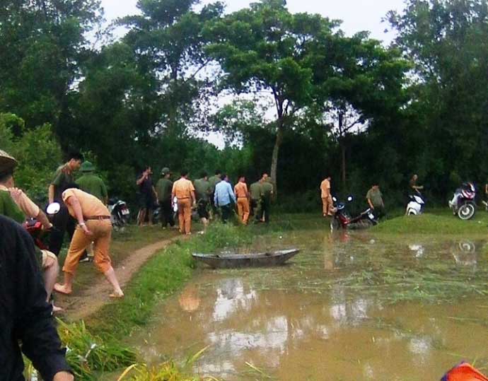 CSGT lội ruộng, ngâm mình cứu lúa trong nước lũ - 8