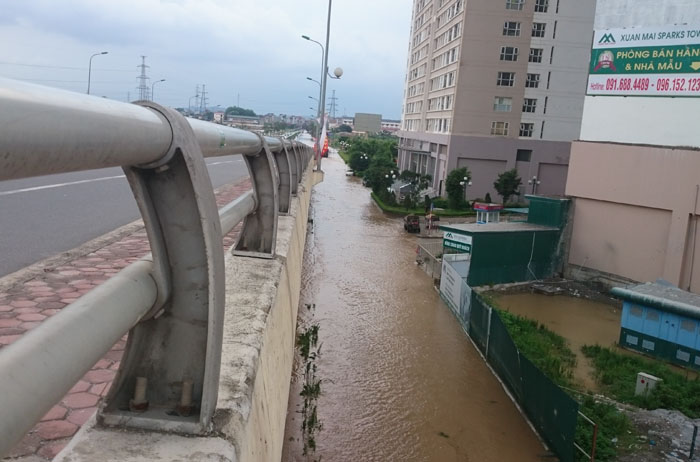 Hơn 1 ngày sau trận mưa kỷ lục, Hà Nội vẫn ngập nặng - 1