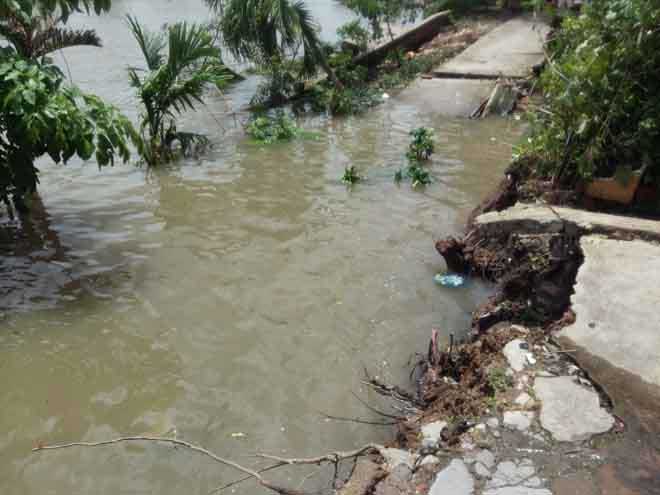 Đường bê tông rơi tùm xuống sông, dân sợ xanh mắt - 2