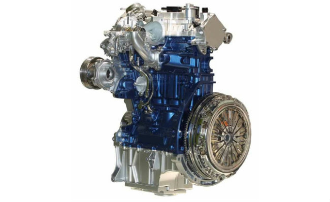 Động cơ EcoBoost, kết cấu 3 xy-lanh, dung tích 1.0L của xe Ford. Cách đây 2 năm Ford đã giới thiệu mẫu động cơ kết cấu 3 xy-lanh đầu tiên ở Mỹ và được trang bị trên rất nhiều mẫu xe khác nhau, bao gồm cả Focus và Fiesta. Với động cơ này, xe của Ford có công suất 123 mã lực, khả năng tiết kiệm nhiên liệu được cải thiện tốt hơn với cộng nghệ bật/tắt động cơ tự động và hộp số sàn 6 cấp. Với Ford Focus chỉ nghiền hết 30 mpg (~7,84L/100Km) nhiên liệu ở đường phố và 42 mpg (~5,6L/100Km) ở đường cao tốc.