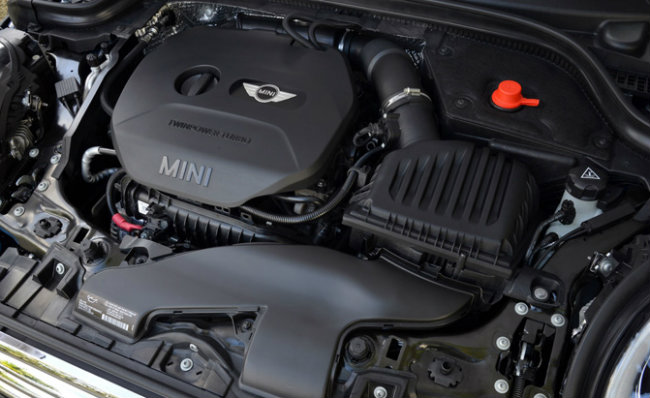 Động cơ tăng áp, kết cấu 3 xy-lanh, dung tích 1.5L của MINI. Loại động cơ này của MINI từng giành giải 10 động cơ tốt nhất năm 2015 cho WardsAuto bình chọn. Với công nghệ tăng áp TwinPower vay mượn từ BMW, động cơ nhỏ này khi trang bị trên xe MINI Cooper có thể sản sinh công suất 134 mã lực, đi kèm với hộp số sàn hoặc tự động 6 cấp. Xe có mức tiêu thụ nhiên liệu ở mức 28 mpg (~8,4L/100Km)  đường phố và 32 mpg (~7,35L/100Km) đường cao tốc với hộp số sàn và có chỉ số tương ứng 27 mpg (~8,71L/100Km)  và 31 mpg (~7,58L/100Km) với hộp số tự động.