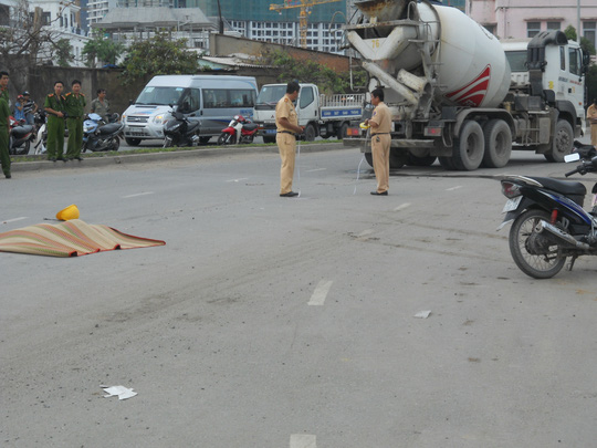 Con gái ngây dại bên thi thể mẹ dưới gầm xe bồn - 1