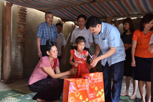 Thứ trưởng Bộ Y tế Nguyễn Thanh Long thăm và tặng quà cho thiếu nhi nhiễm HIV/AIDS - 1
