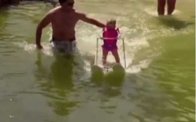 Mỹ: Bé gái 6 tháng tuổi phá kỉ lục thế giới lướt sóng - 1
