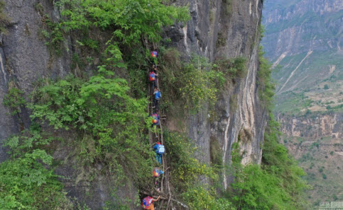 Cảnh trẻ em TQ leo vách núi dựng đứng 800m đi học - 1