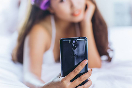 “Siêu smartphone ” pin liên tục 75h hút khách không ngừng - 1