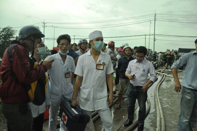 TPHCM: Cháy lớn trong mưa, khói bốc cao hàng trăm mét - 6