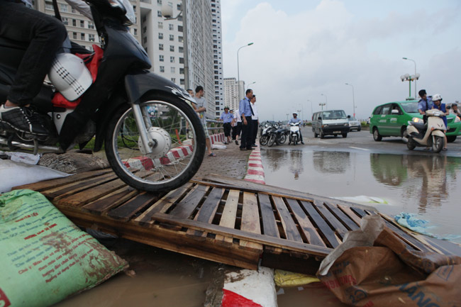 2 ngày sau mưa lớn, người HN đi cầu tạm vào &#34;ốc đảo&#34; - 7