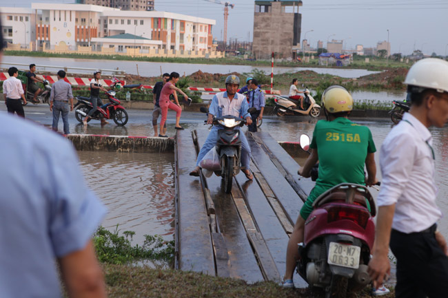 2 ngày sau mưa lớn, người HN đi cầu tạm vào &#34;ốc đảo&#34; - 5