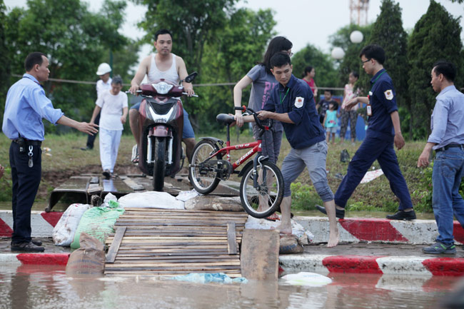 2 ngày sau mưa lớn, người HN đi cầu tạm vào &#34;ốc đảo&#34; - 6