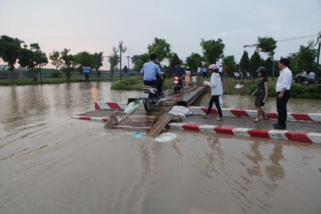2 ngày sau mưa lớn, người HN đi cầu tạm vào &#34;ốc đảo&#34; - 2