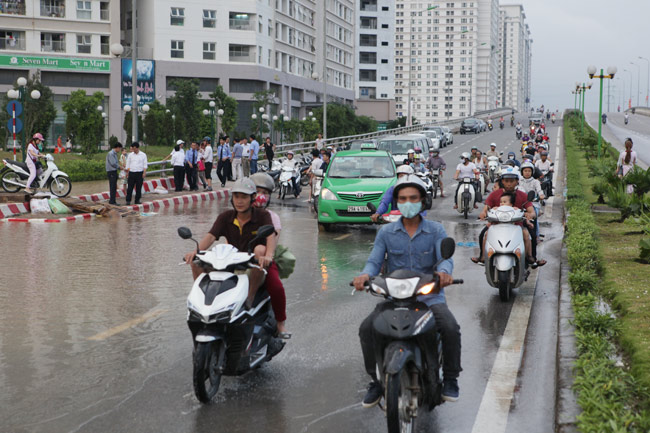 2 ngày sau mưa lớn, người HN đi cầu tạm vào &#34;ốc đảo&#34; - 11