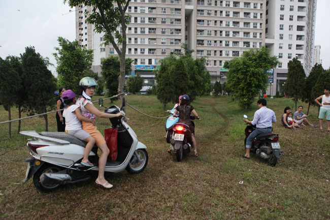 2 ngày sau mưa lớn, người HN đi cầu tạm vào &#34;ốc đảo&#34; - 9