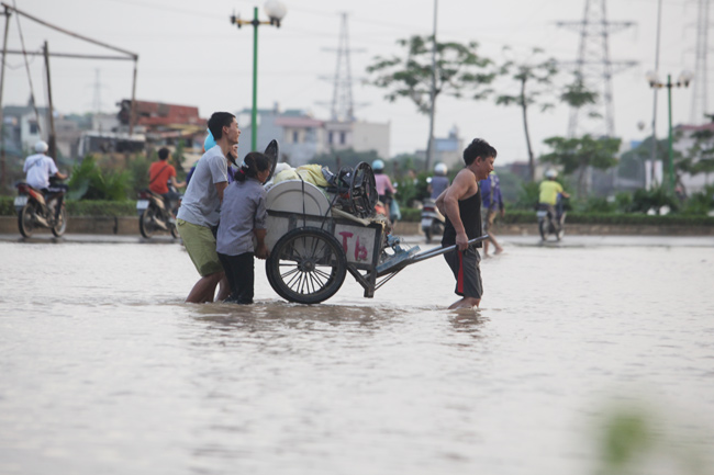 2 ngày sau mưa lớn, người HN đi cầu tạm vào &#34;ốc đảo&#34; - 12