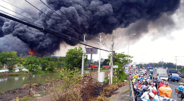 Ảnh: Khói lửa bao trùm công ty nệm Vạn Thành - 2