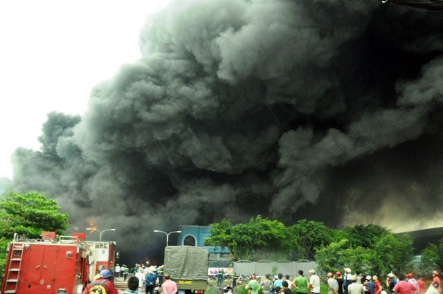 Ảnh: Khói lửa bao trùm công ty nệm Vạn Thành - 3
