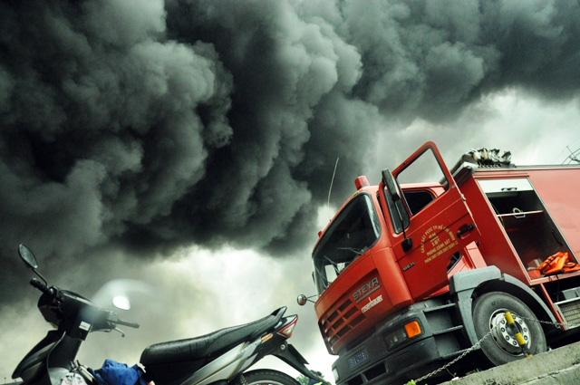 Ảnh: Khói lửa bao trùm công ty nệm Vạn Thành - 5