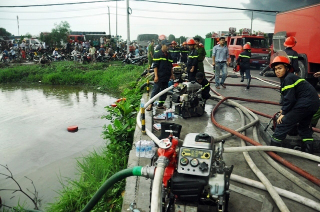 Ảnh: Khói lửa bao trùm công ty nệm Vạn Thành - 6