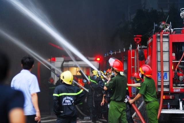 Ảnh: Khói lửa bao trùm công ty nệm Vạn Thành - 4