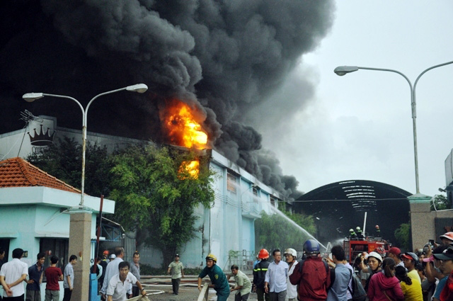 Ảnh: Khói lửa bao trùm công ty nệm Vạn Thành - 8