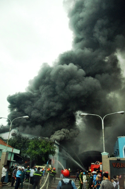 Ảnh: Khói lửa bao trùm công ty nệm Vạn Thành - 9