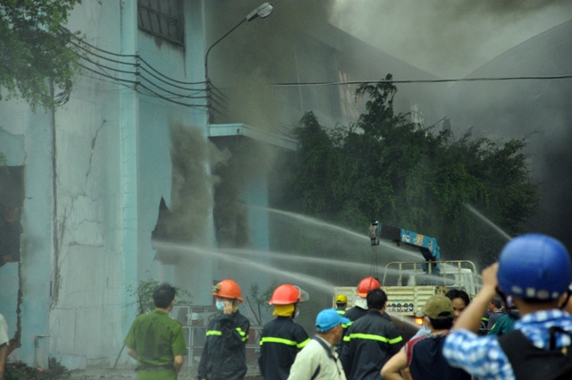 Ảnh: Khói lửa bao trùm công ty nệm Vạn Thành - 10