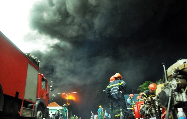 Ảnh: Khói lửa bao trùm công ty nệm Vạn Thành - 11