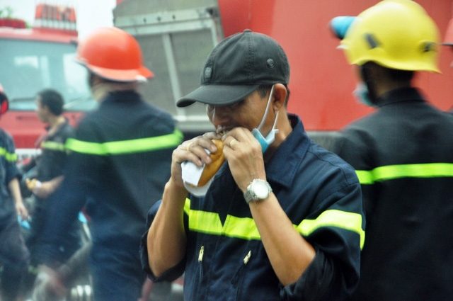 Ảnh: Khói lửa bao trùm công ty nệm Vạn Thành - 14