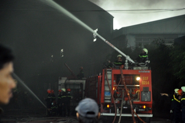 Ảnh: Khói lửa bao trùm công ty nệm Vạn Thành - 15