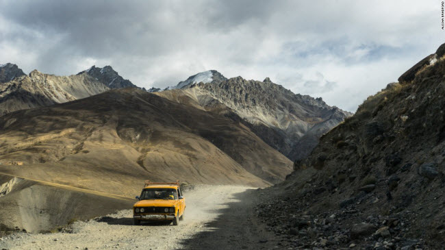 Tuyến đường Pamir có chiều dài 2.038 km, chạy qua sa mạc ở các quốc gia vùng Trung Á như Kyrgyzstan, Tajikistan và Afghanistan. Cung đường gồ ghề với sỏi và bụi đất tại vùng hành lang Wakhan, Afghanistan (ảnh).