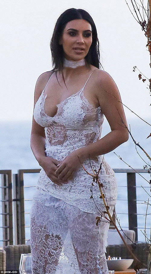 Kim Kardashian lại gây &#34;sốt&#34; với váy mỏng manh - 1