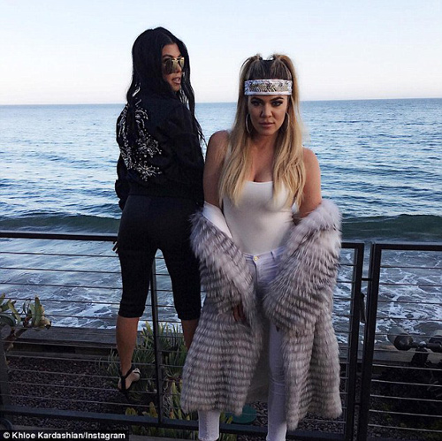 Kim Kardashian lại gây &#34;sốt&#34; với váy mỏng manh - 7
