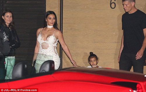 Kim Kardashian lại gây &#34;sốt&#34; với váy mỏng manh - 5