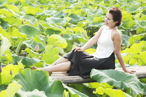 Thiếu nữ Hà Nội khoe nét gợi cảm bên sen đầu hạ - 9
