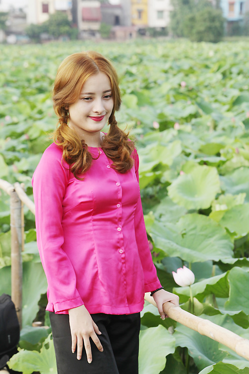 Thiếu nữ Hà Nội khoe nét gợi cảm bên sen đầu hạ - 10