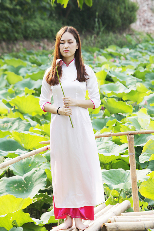 Thiếu nữ Hà Nội khoe nét gợi cảm bên sen đầu hạ - 11