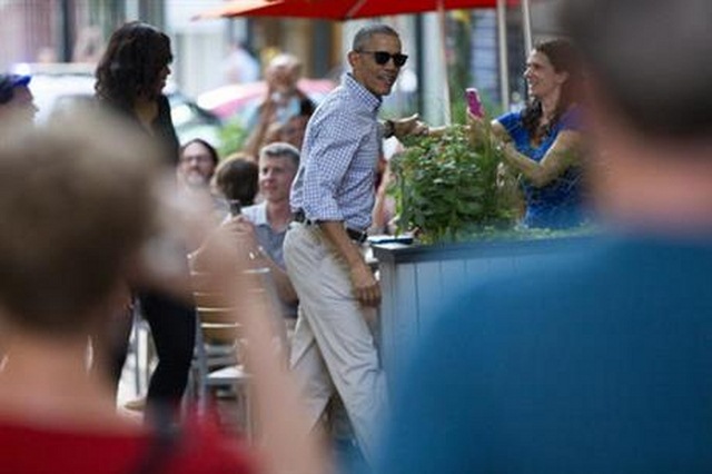 Obama rủ vợ đi ăn nhà hàng sau khi trở lại Mỹ - 1