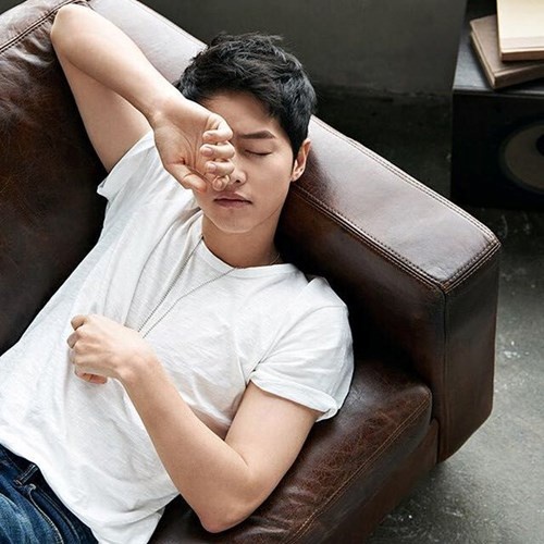 Những khoảnh khắc "đốn tim" fan của Song Joong Ki - 6