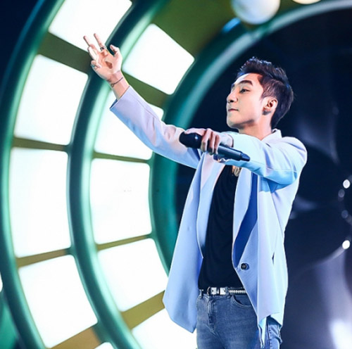 Hàng ngàn sinh viên chen nhau tiếp cận Sơn Tùng - 4