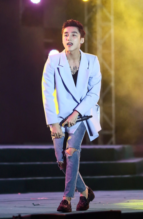 Hàng ngàn sinh viên chen nhau tiếp cận Sơn Tùng - 3